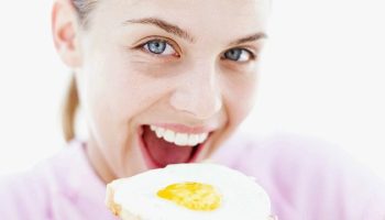 ¿Qué pasa si una persona come huevos todos los días?