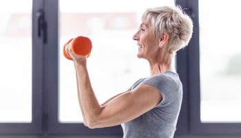 ¿Cómo aumentar la masa muscular después de los 50 años?