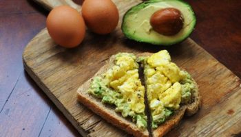 ¿Qué comer en la noche para no perder masa muscular?