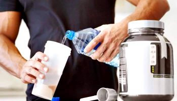 ¿Qué es mejor tomar la proteína con agua o leche?