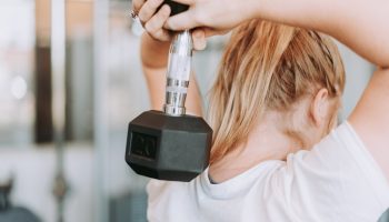 ¿Qué pasa si solo entreno pecho y brazos?